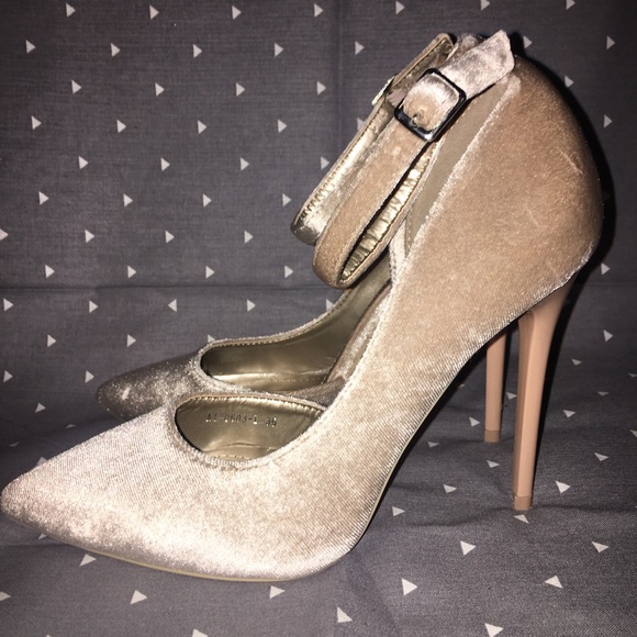 Never Been Worn Beige Velvet Pointy Heels Sz 6 - Picture 2 of 7